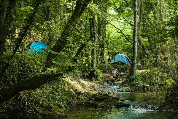 Quels sont les conseils pour un camping en région de forêt tropicale en période de fortes pluies?