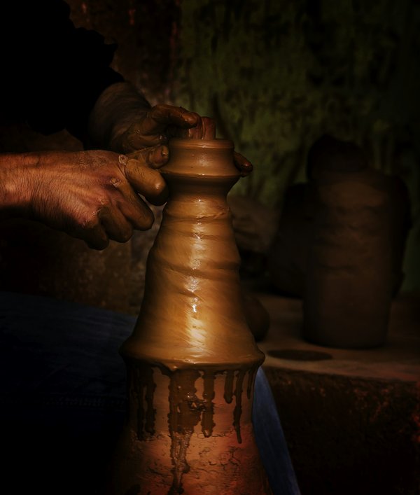 Comment découvrir les traditions de la poterie artisanale à Santorin, Grèce?